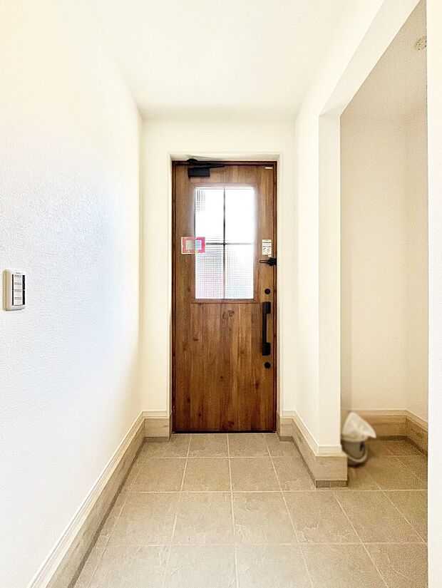 【玄関】明るい陽光が入り込む玄関。ご家族の靴もスッキリ収納できる玄関収納付き!