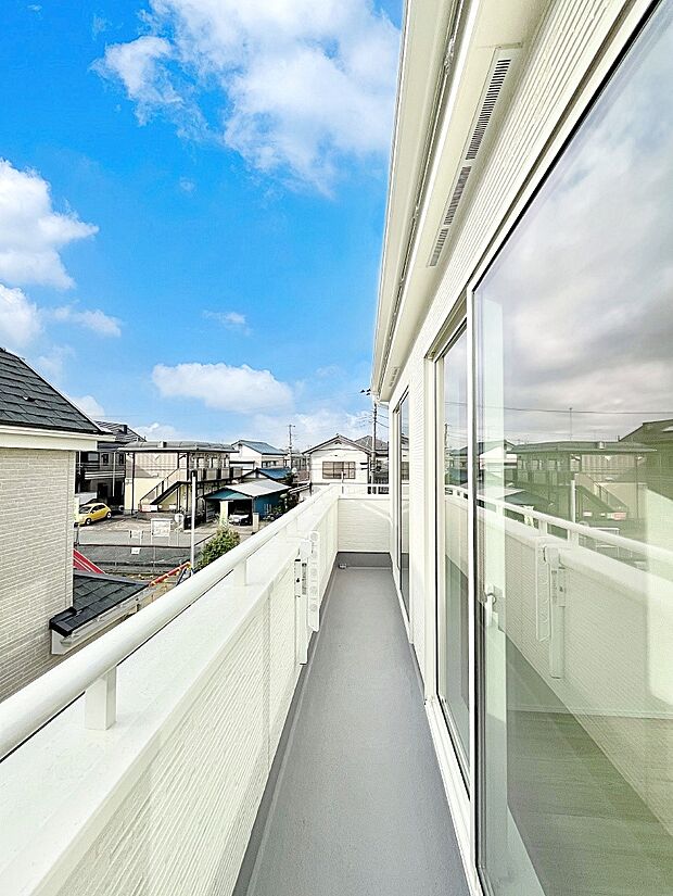 【バルコニー】暖かな陽光が降り注ぐバルコニーはお洗濯におすすめ。爽やかな風も心地よいです。