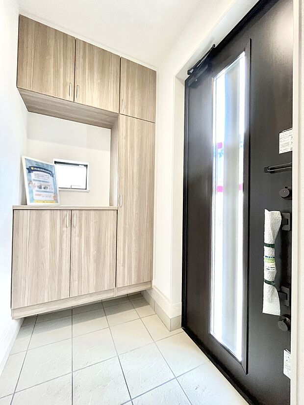 【玄関】明るい玄関はお客様をお出迎えするのにぴったりです!