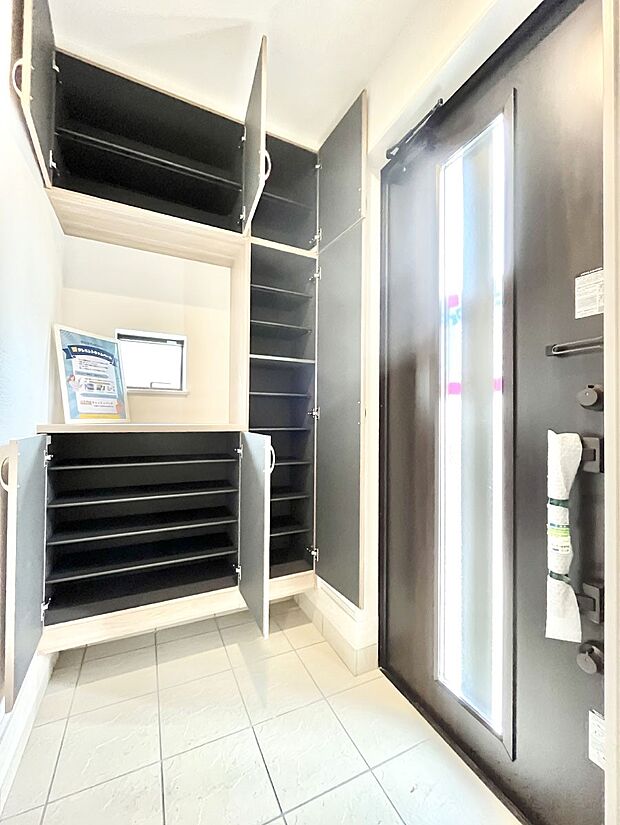 【シューズボックス】たっぷり収納できるシューズボックスで家族全員の靴も、玄関すっきり。