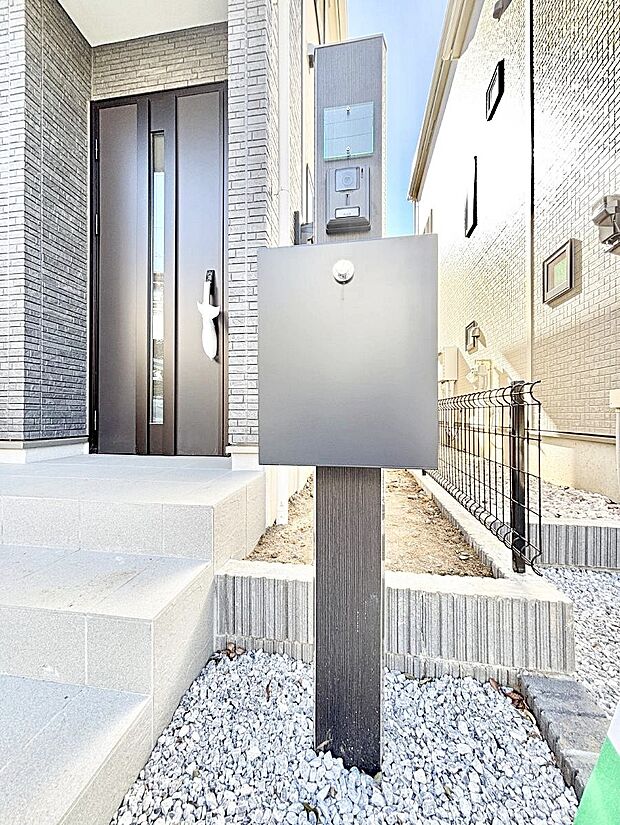 【その他現地】表札・インターホン・ポストをひとつに集約。エントランスになじむシンプルデザイン。