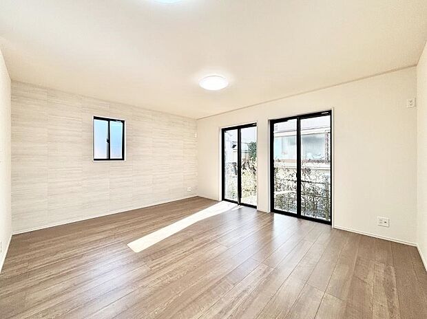 【リビングダイニング】明るい陽光が注ぎ、寛ぎの雰囲気に満たされるリビングダイニング