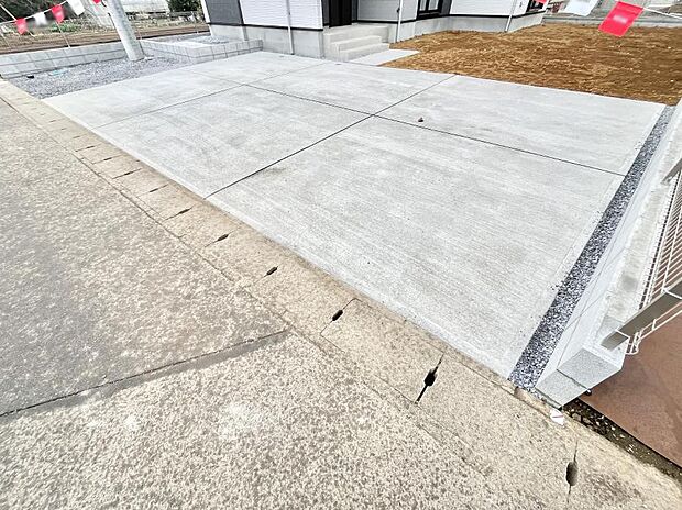 【駐車場】駐車2台可能！急なお客様の駐車に。また、ご家族の自転車スペースとしても大活躍。