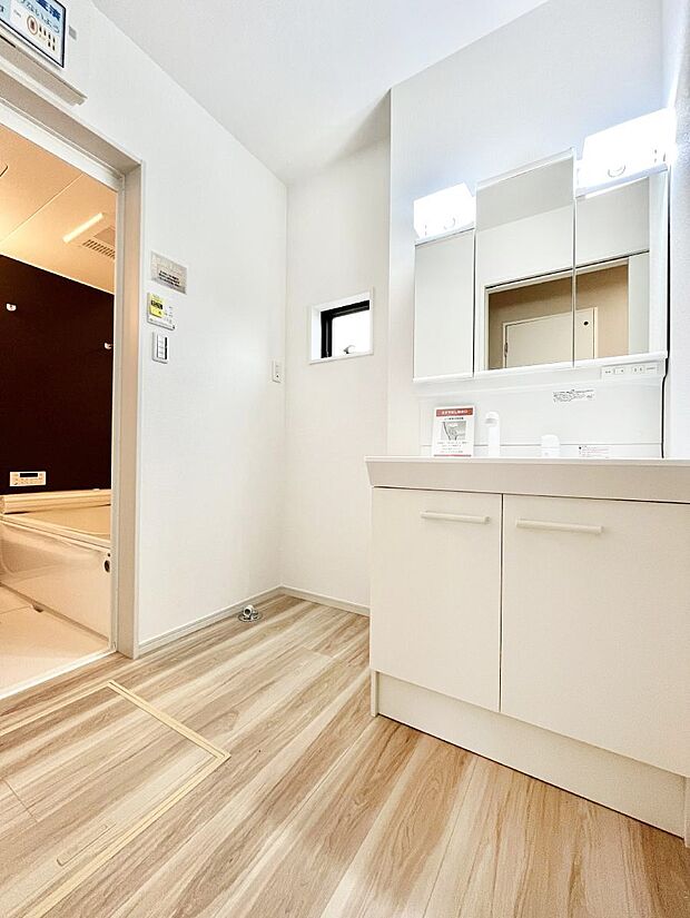 【脱衣場】小窓がついているので湿気の多い場所でも換気が十分行えます。毎日の身支度を気持ち良く！