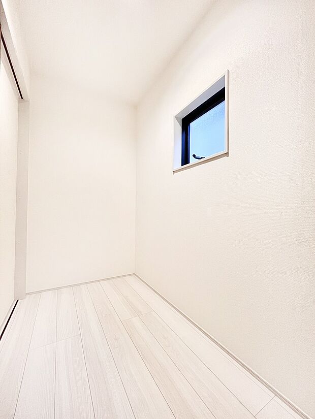 【その他内観】小窓付きの明るい納戸は用途様々
