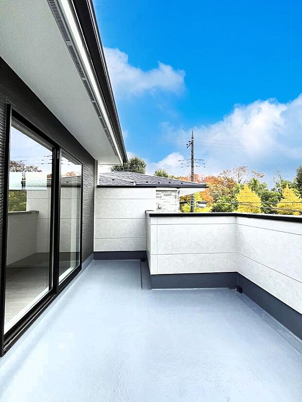 【バルコニー】奥行たっぷりのバルコニー。毎日のお洗濯やお布団干しに大活躍しそうですね!