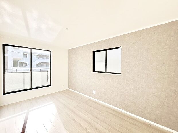 【寝室】明るいバルコニーサイドに洋室を設置。目覚めの良い寝室に。