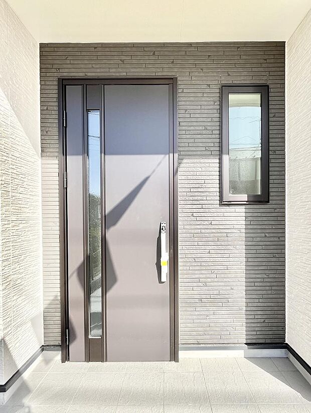 【玄関】大切な家族、来客を出迎える玄関。