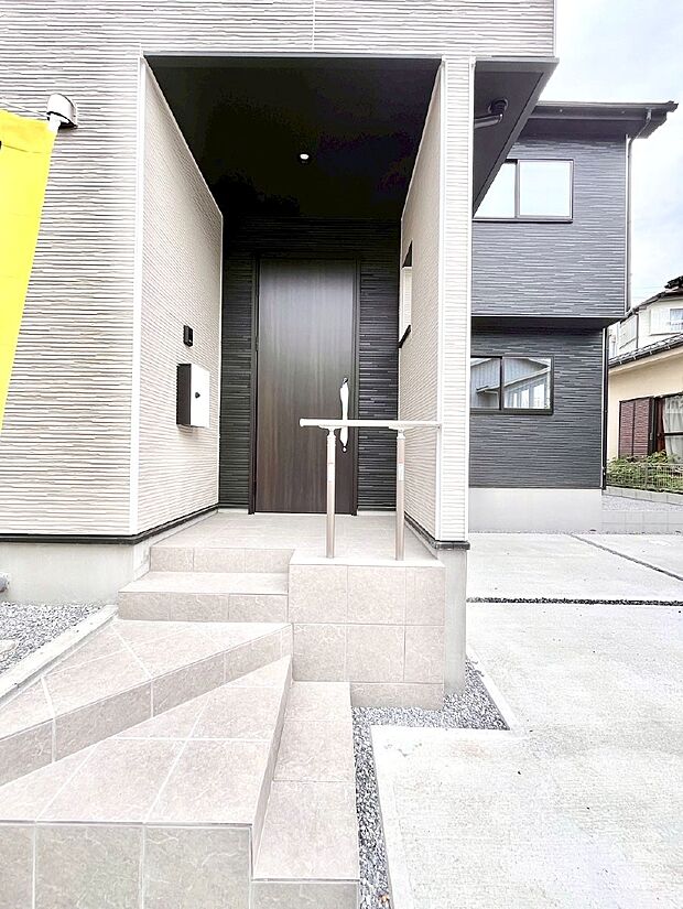 【玄関】大切な家族、来客を出迎える玄関。