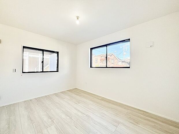 【寝室】2面採光なので、明るく風通しも良く心地良い生活が送れます。