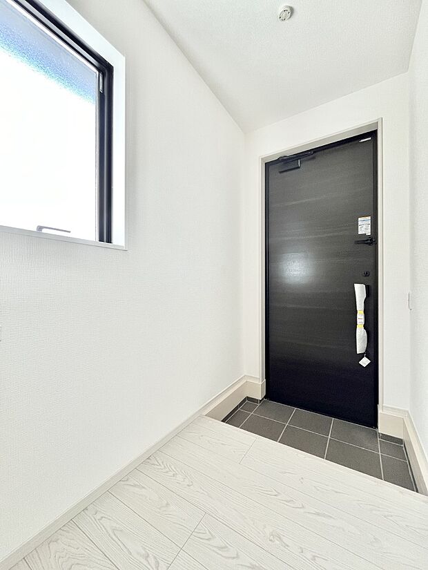 【玄関】小窓から陽光を感じられる明るい玄関