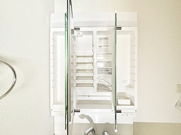 【三面鏡裏収納】三面鏡の裏に、化粧品や衛生用品などを収納可能。洗面台をすっきりと保ちます!