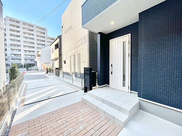 【玄関】玄関アプローチにはプランターを並べて季節の花でお客様をおもてなしできます。