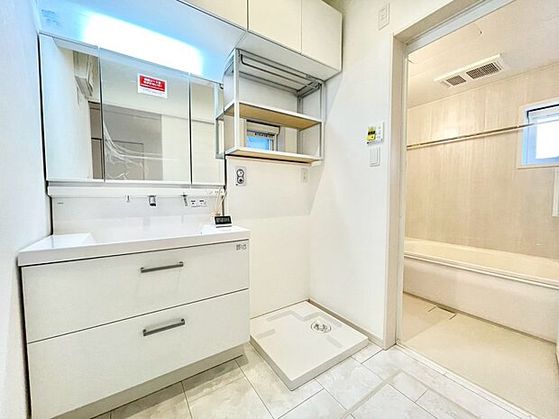 【洗面台・洗面所】大きく見やすい三面鏡で清潔感ある洗面台は、身だしなみチェックや肌のお手入れにおすすめです。