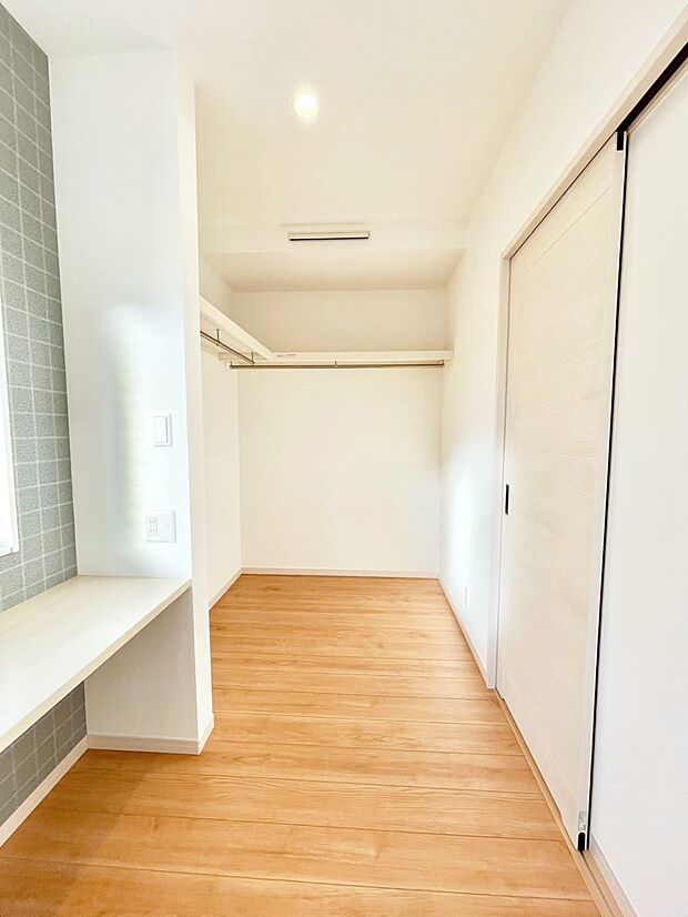 【ウォークインクローゼット】季節物の衣類もスッキリ収納できる4帖のウォークインクローゼット。