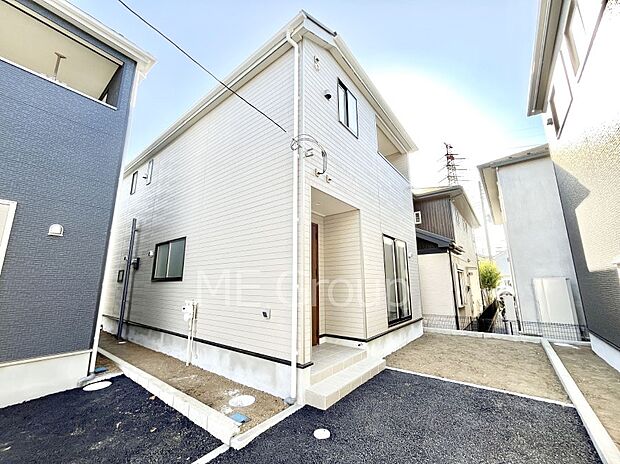 【現地外観写真】暮らしやすさと居心地の良さにこだわったシンプルで飽きのこないデザイン !