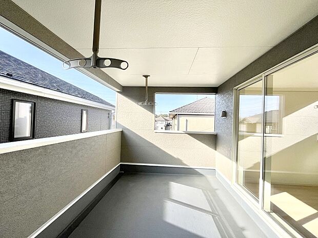 【バルコニー】ゆったりバルコニーだから沢山お洗濯ものを干せます。