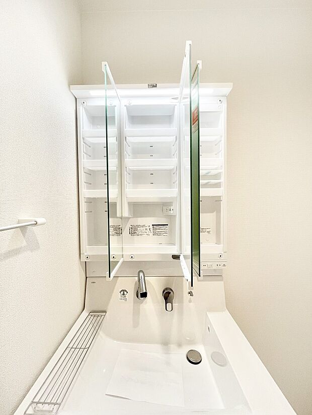 【三面鏡裏収納】三面鏡の裏に、化粧品や衛生用品などを収納可能。洗面台をすっきりと保ちます!