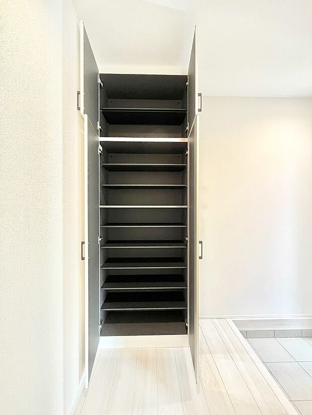 【収納】天井まである玄関収納で、家族全員の靴もすっきり収納!