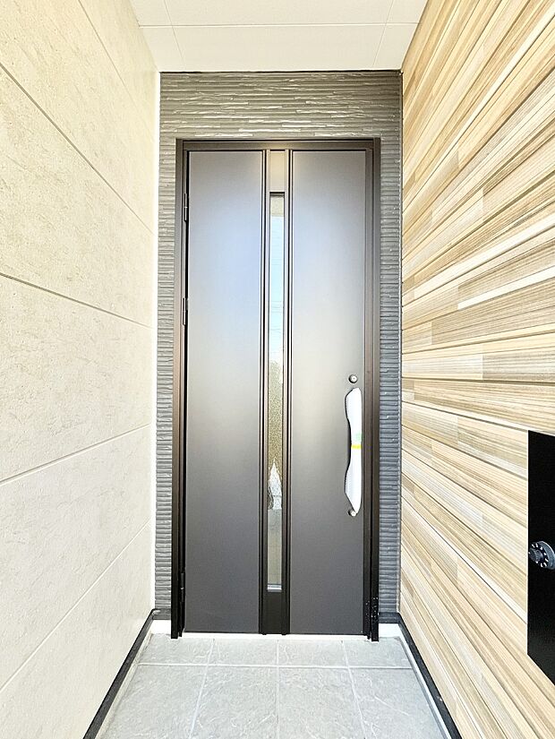 【玄関】住まいの顔を演出する、玄関ドア。