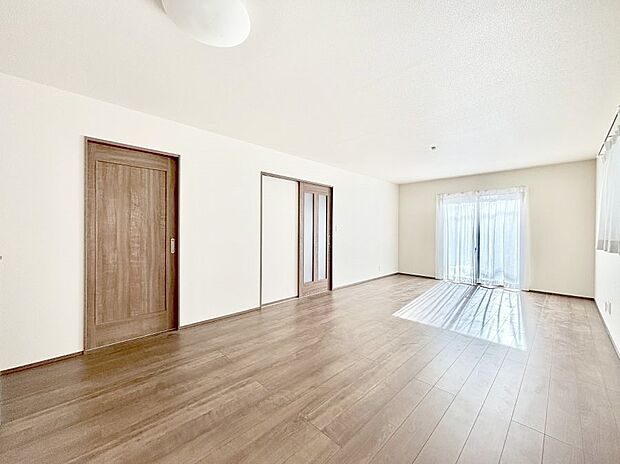 【ダイニング】明るい陽光が注ぎ、寛ぎの雰囲気に満たされるダイニング。