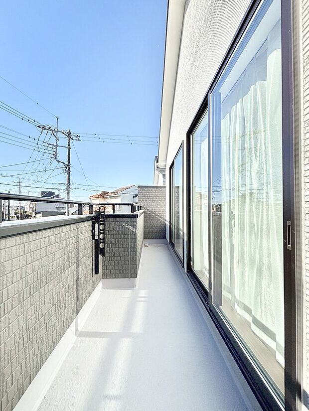 【バルコニー】ゆったりバルコニーだから沢山お洗濯ものを干せます。