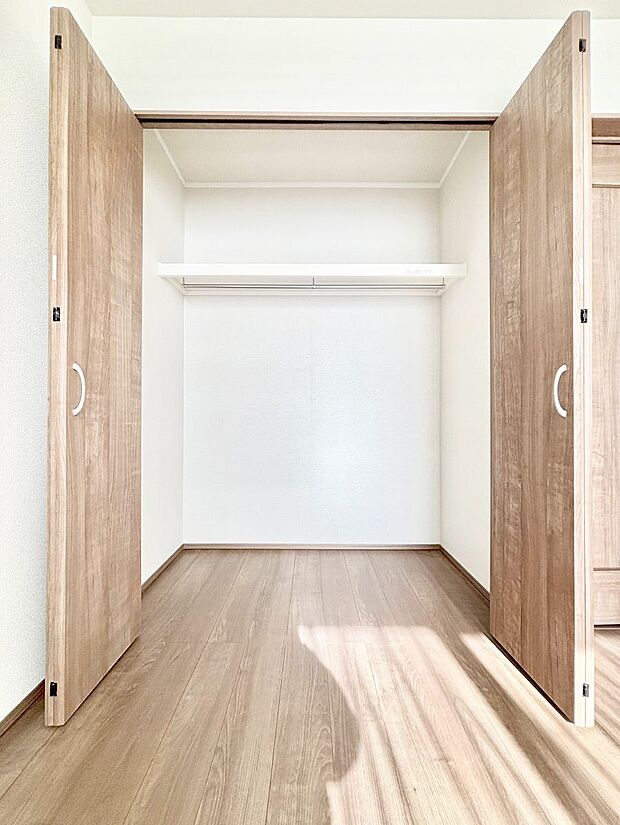 【収納】洋室のクローゼット。奥行きがあるので厚手の衣類もすっきり収まります。