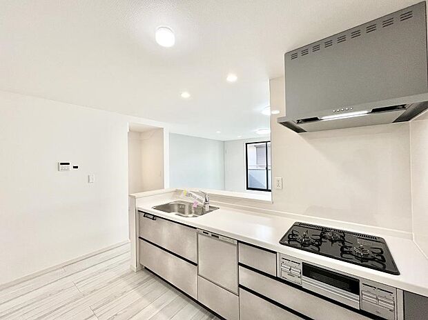 【ダイニングキッチン】カウンター越しに楽しいおしゃべり。いつものお料理がもっと美味しくなりそうですね。