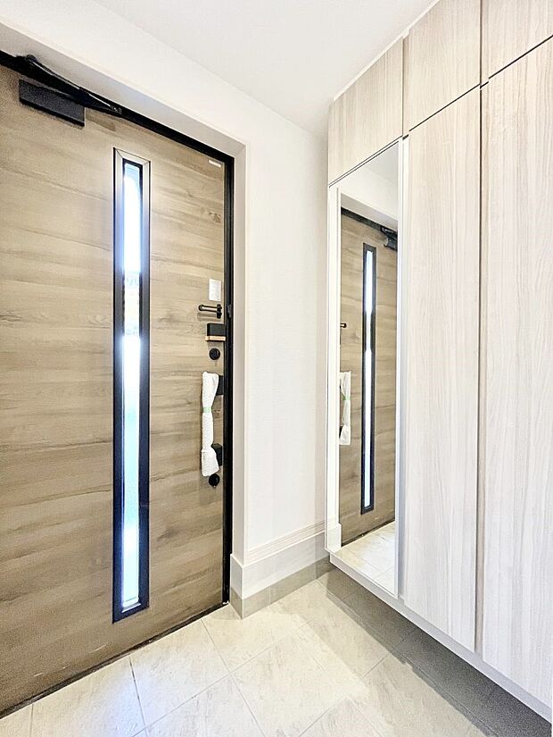 【玄関】ミラー付きシューズボックスはお出かけ前の身だしなみチェックに便利