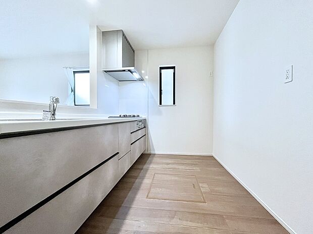 【ダイニングキッチン】爽やかな風が通り抜けるキッチン。窓があるので明るく換気にも役立ちます。