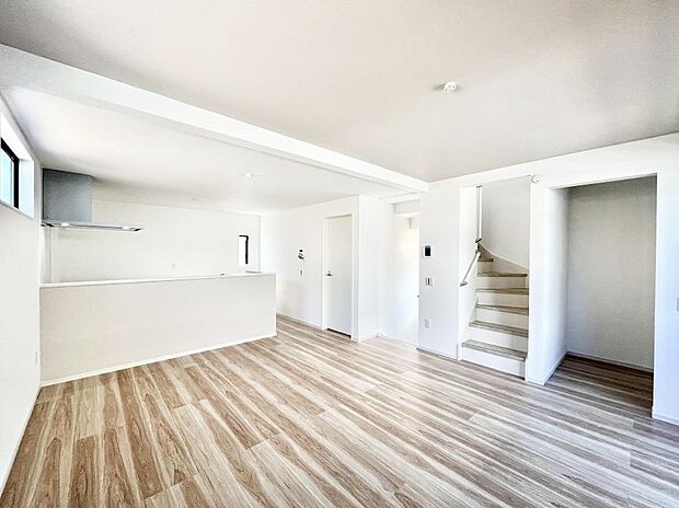 【リビングダイニング】「ただいま」「おかえり」家族とのコミュニケーションが深まるリビングイン階段。