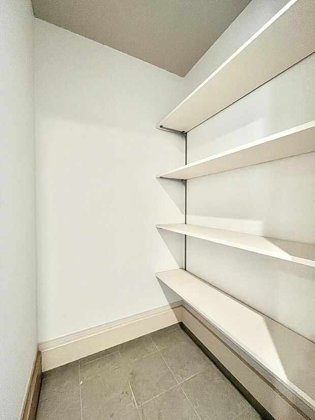 【収納】高さを調節できる可動棚付きのシューズインクローク。雨具やベビーカーも置けます。