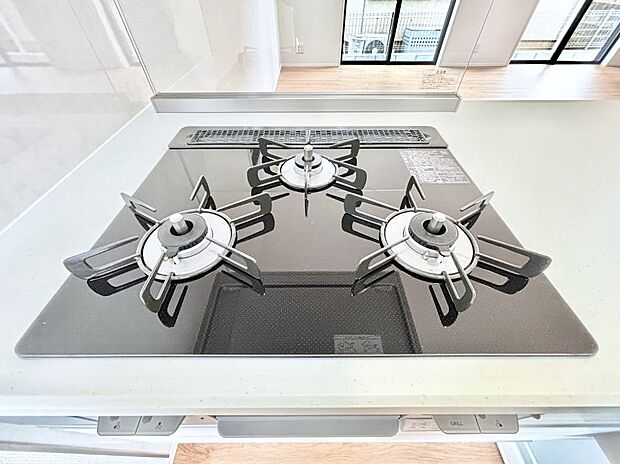 【Siセンサーコンロ】ガスコンロはSiセンサー搭載。火力調節や焦げ付き・消し忘れも防いでくれます。