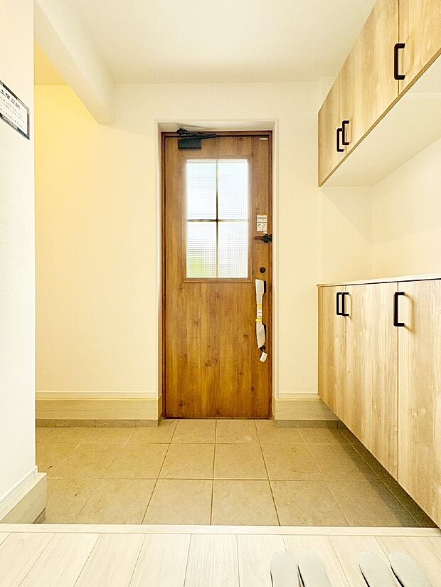 【玄関】下駄箱はご家族の写真や季節のインテリアで飾り棚として演出できます