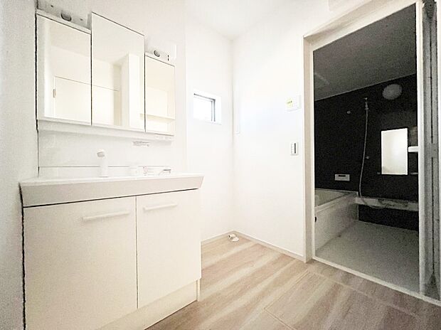 【脱衣場】清潔感ある洗面化粧室で朝の身支度も快適