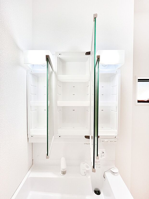 【三面鏡裏収納】床下収納付き!日用品・非常用品の収納にも大活躍。