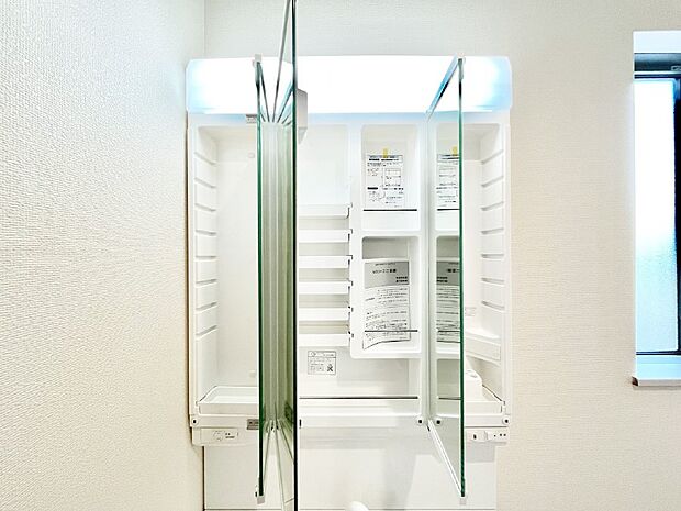 【三面鏡裏収納】三面鏡の裏に、化粧品や衛生用品などを収納可能。洗面台をすっきりと保ちます!