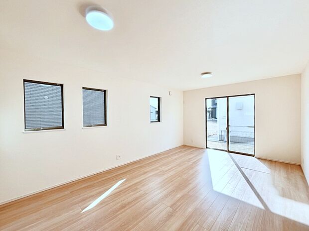 【リビングダイニング】明るい陽光が注ぎ、寛ぎの雰囲気に満たされるリビングダイニング