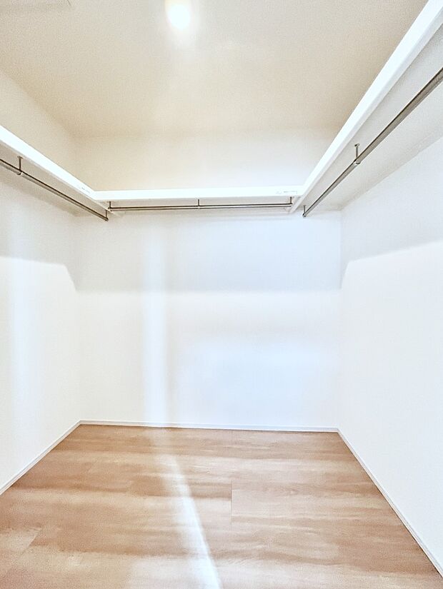 【ウォークインクローゼット】衣類をハンガーに掛けたまま収納できるWIC。衣類の整理整頓がしやすくて便利です!