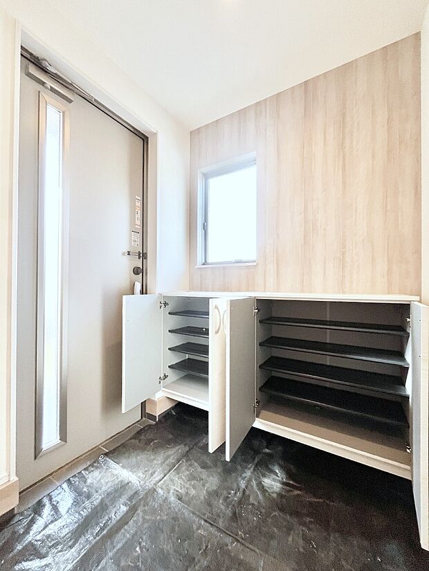 【玄関】下駄箱はご家族の写真や季節のインテリアで飾り棚として演出できます