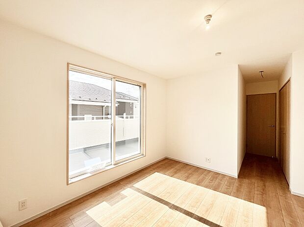 【寝室】明るいバルコニーサイドに洋室を設置。目覚めの良い寝室に。