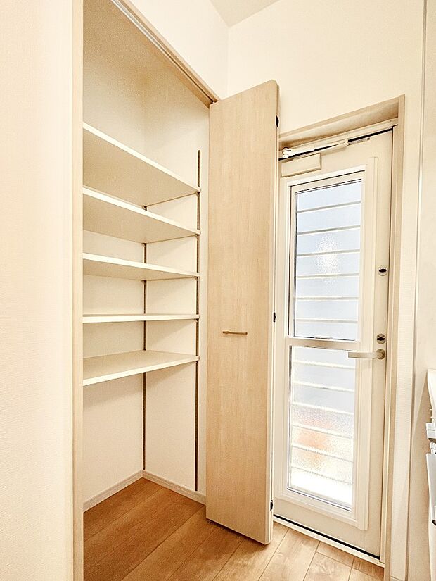 【キッチン収納】食材のストックはもちろん、日用品の収納など使い方はいろいろ