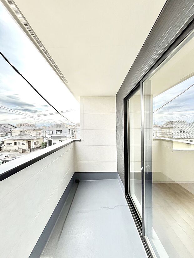 【バルコニー】暖かな陽光が降り注ぐバルコニーはお洗濯におすすめ。爽やかな風も心地よいです。