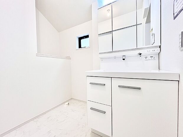 【脱衣場】清潔感ある洗面化粧室で朝の身支度も快適