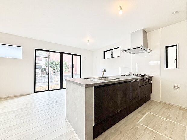 【ダイニングキッチン】料理をしながらご家族との会話を楽しめる対面カウンターキッチン