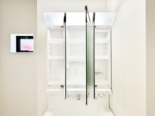 【三面鏡裏収納】三面鏡の裏に、化粧品や衛生用品などを収納可能。洗面台をすっきりと保ちます!