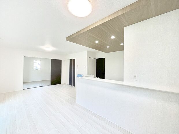 【リビングダイニング】家族団らんの時間も増えそうなくつろぎのリビングダイニング。