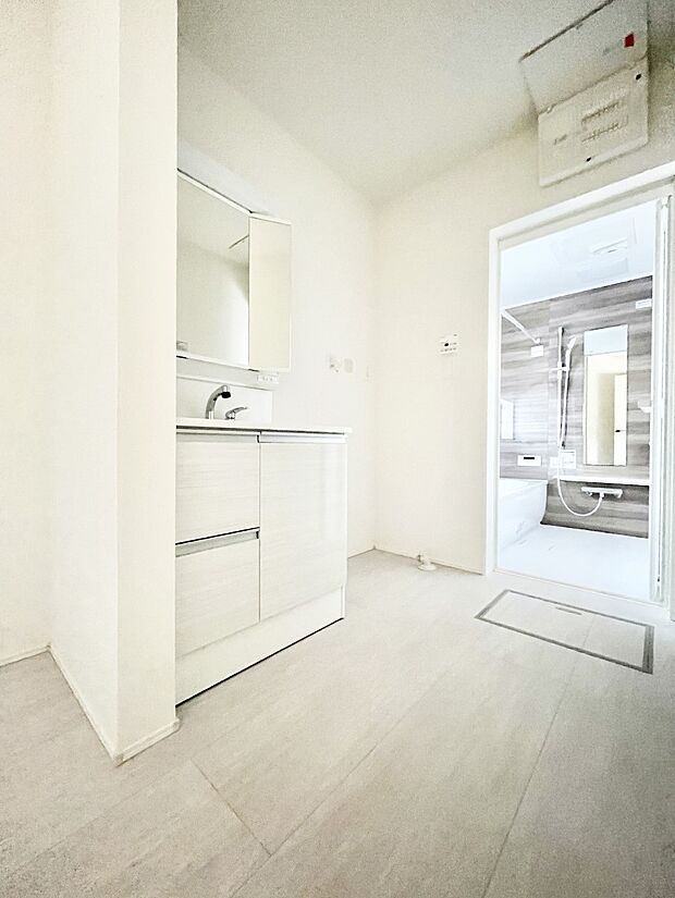 【脱衣場】リネン庫がありタオル類や洗剤などストックを収納するのに便利です。