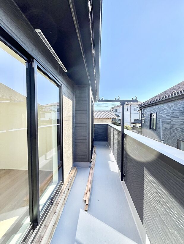 【バルコニー】南向きのバルコニー!ご家族の洗濯物はもちろん、お布団もたっぷり干せます!