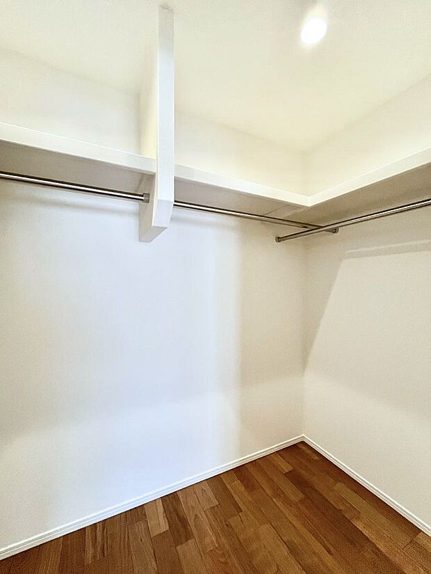 【ウォークインクローゼット】ウォークインクローゼット付きで生活空間を広く利用できます。